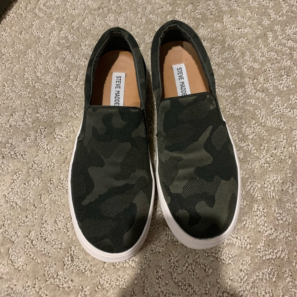 steve madden camo gills